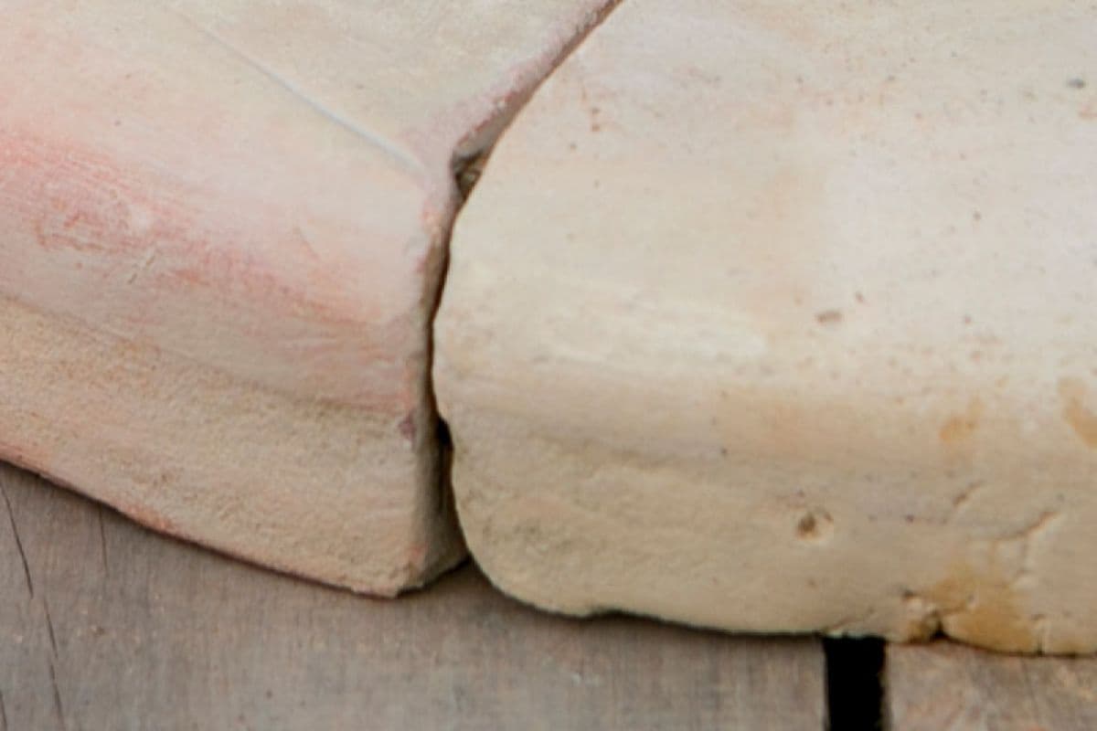 Dettaglio di pezzi curvi di Barro Manual su una superficie in legno da laboratorio
